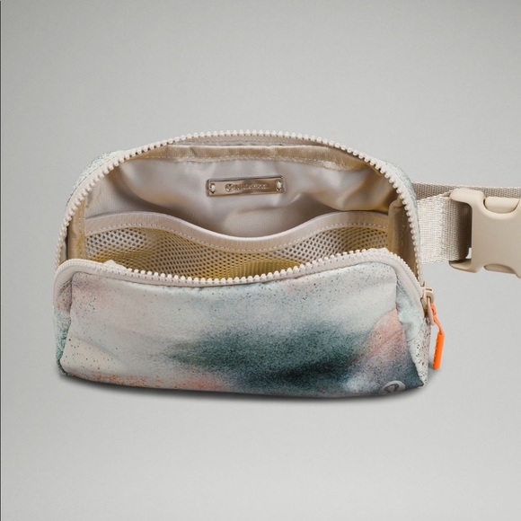β€οΈ Lululemon Everywhere Belt Bag Spray Paint NWT - Picture 6 of 12